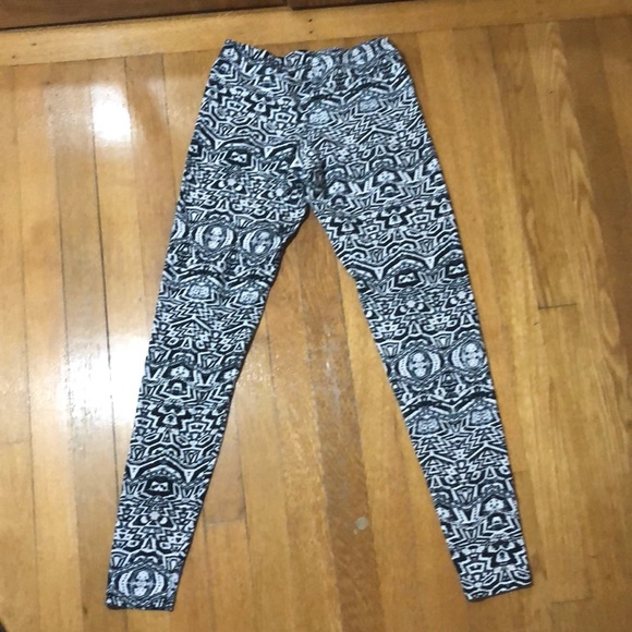 Black and White Patterned Leggings - Picture 6 of 7